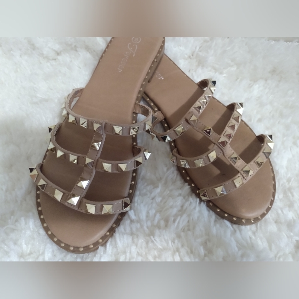 Forever brand woman size 8 studded sandals